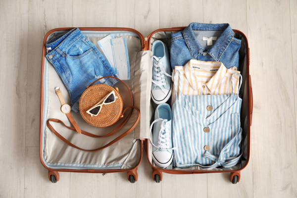 o que levar para viagem - mala organizada com itens essenciais e checklist